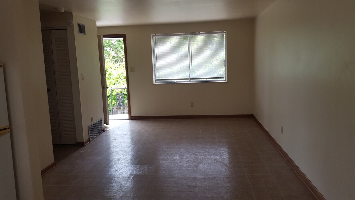 Primary Photo - 667 Riverview Dr
