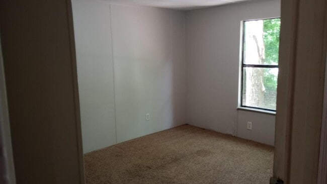 Building Photo - 70 Oak View Dr
