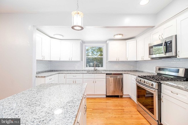 Building Photo - 402 Forest View Rd