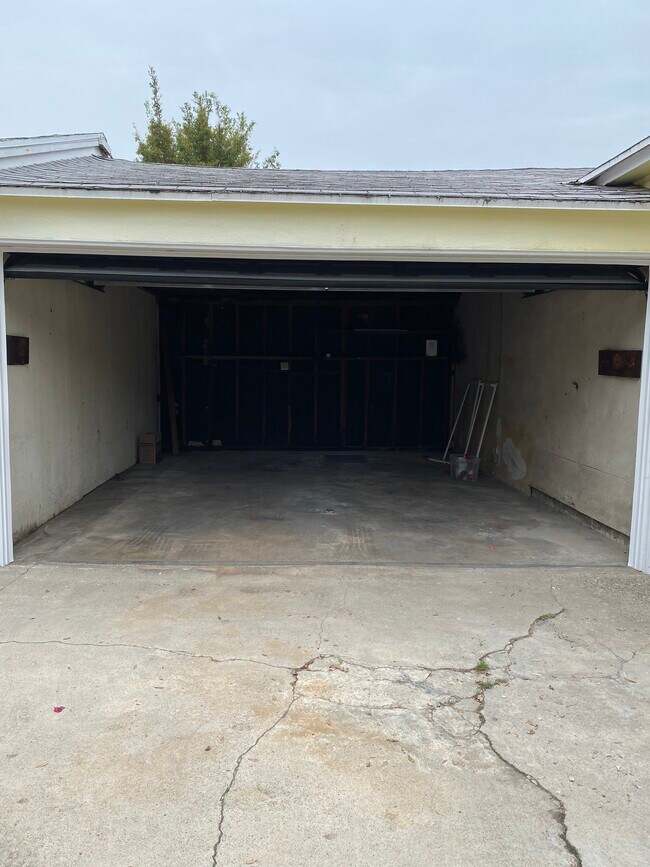 Private 1 car garage and storage - 4506 Ellenwood Dr