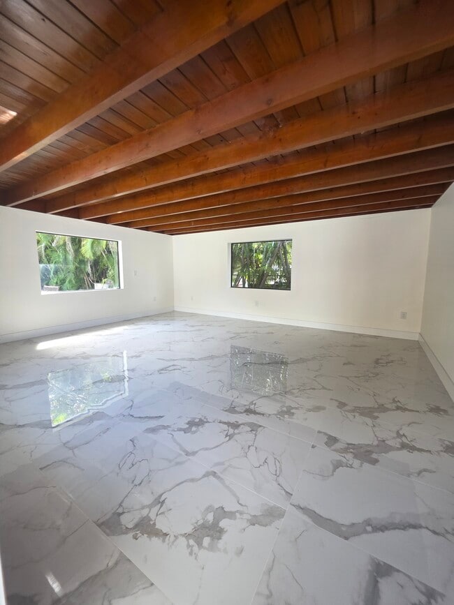 Building Photo - 443 NW 23rd Pl