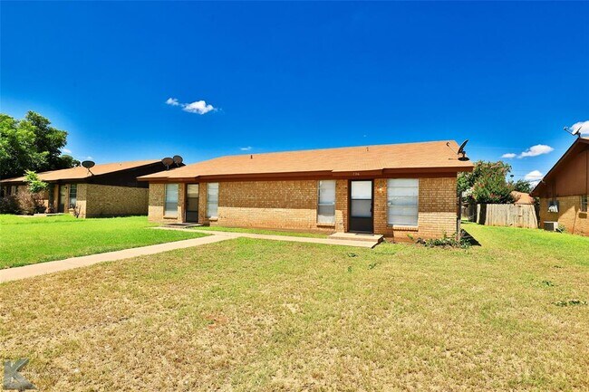 Building Photo - 726 Redbird Ln