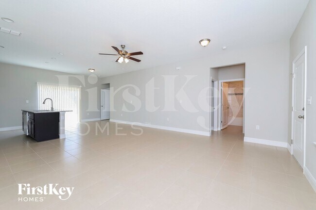 Foto del edificio - 650 Hudson Valley Dr