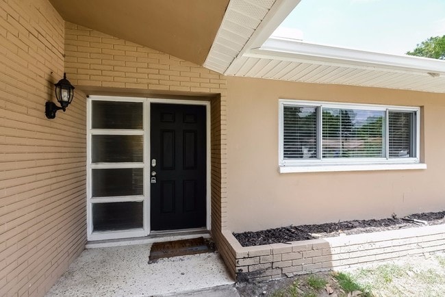 Building Photo - 1926 Valley Dr