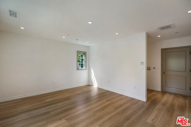 Foto del edificio - 3132 Belden Dr
