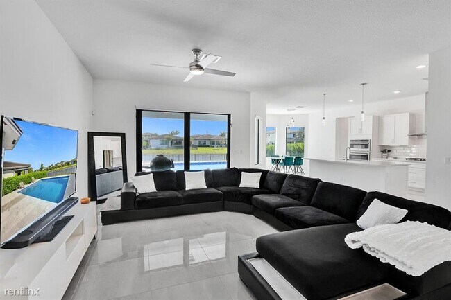 Building Photo - 5 br, 3.5 bath House - 10850 Oceano Way