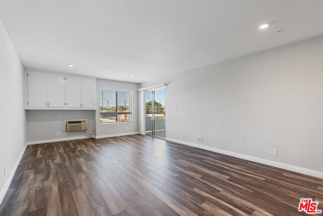 Building Photo - 16550 Vanowen St