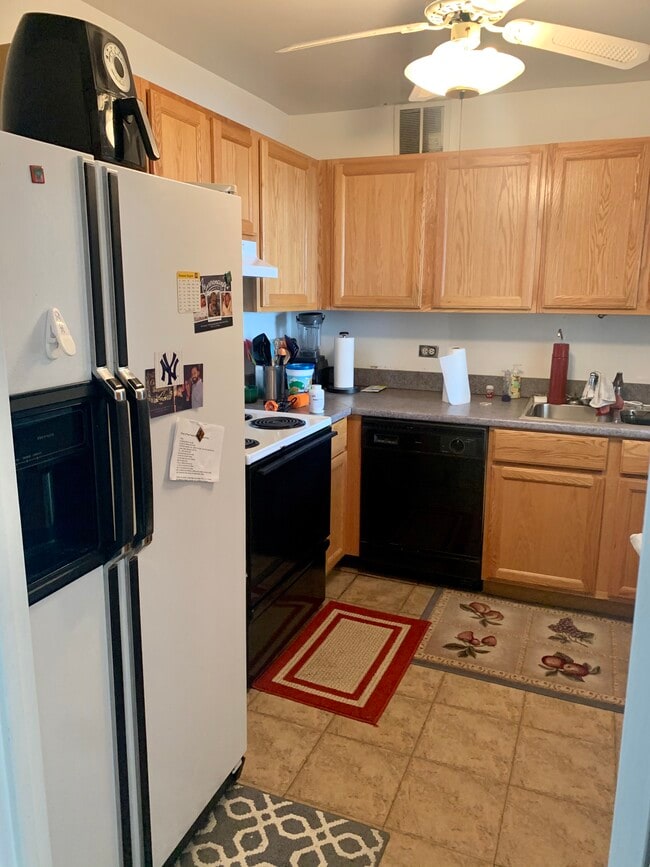 Kitchen - 5415 N Sheridan Rd