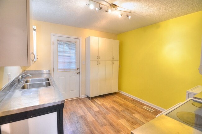 Foto del edificio - AVAILABLE JUNE 1ST! Charming 2 BR - Walk T...