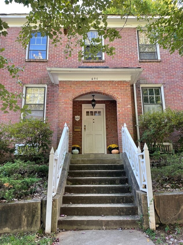 Primary Photo - 601 Hinsdale St