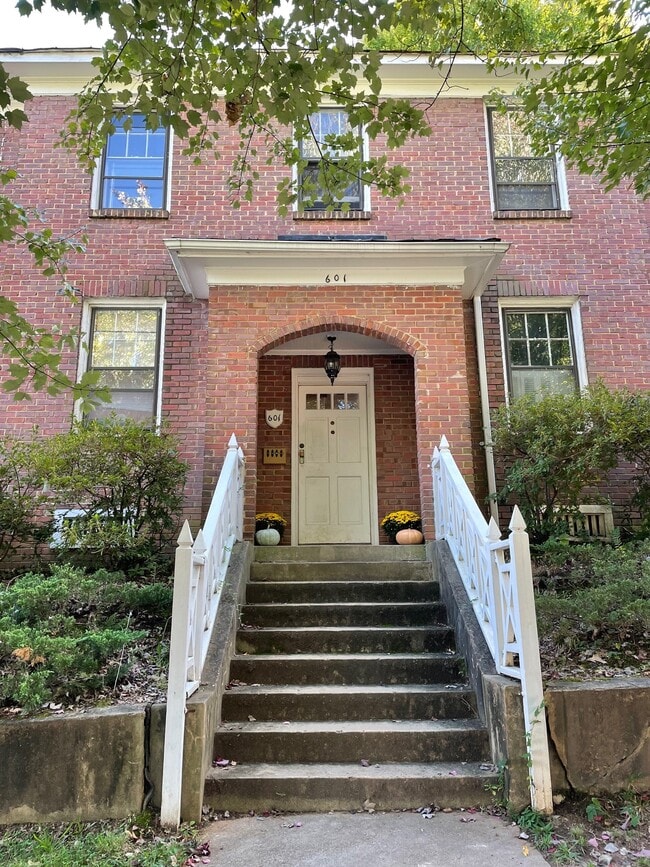 Building Photo - 601 Hinsdale St