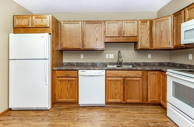 Building Photo - APPLICATION PENDING -- Massive 2 bedroom a...