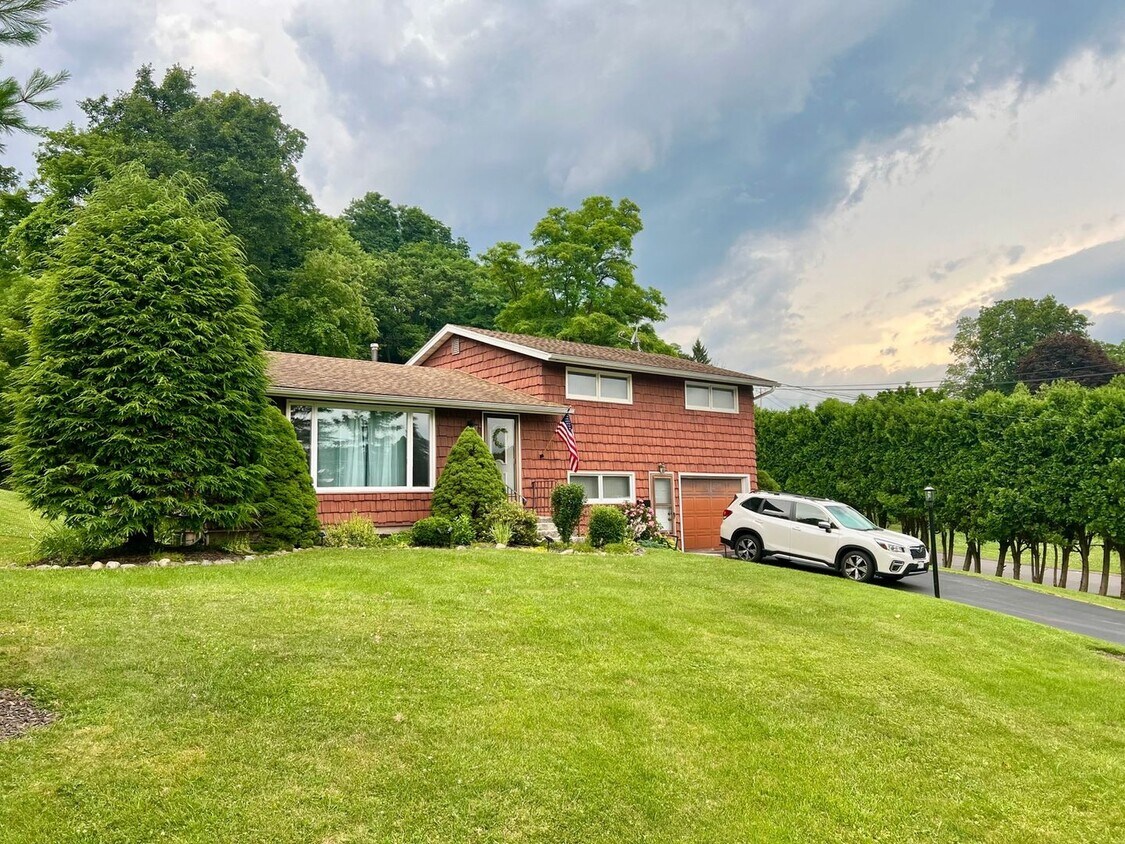 Foto principal - 3 Bedroom Single Family Home in Syracuse