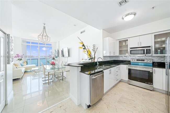 Foto del edificio - 7900 Harbor Island Dr