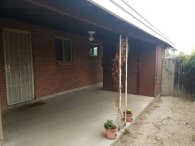 Camino de entrada - 221 E Elm St