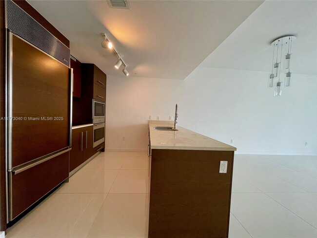 Building Photo - 475 Brickell Ave