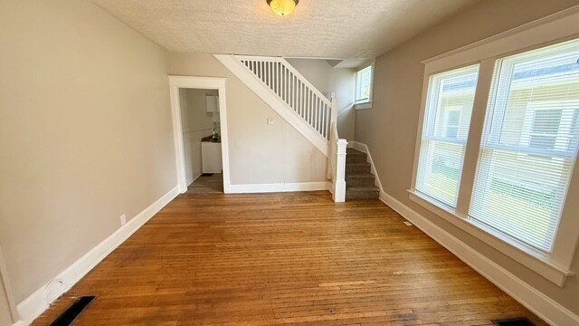 Foto del edificio - CENTER TOWNSHIP 3 BEDROOM DUPLEX AVAILABLE NOW!  ACCEPTS SECTION 8