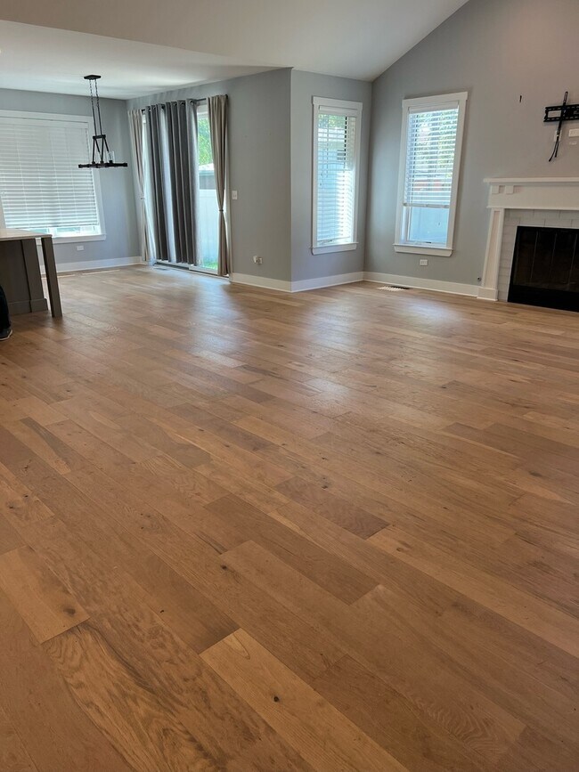 Building Photo - 549 Louise Dr