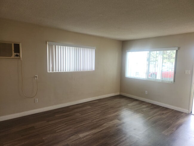 Building Photo - Affordable 2 bedroom, 1 Bath Lower Unit