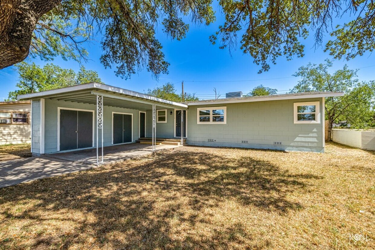 Foto principal - NOW AVAILABLE - 3 Bedroom Home in College ...