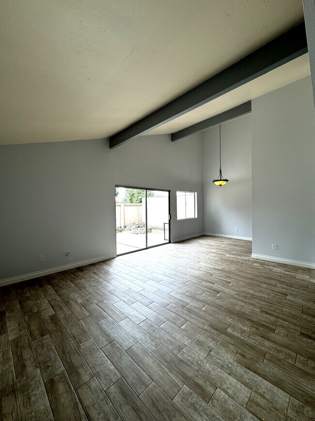 Building Photo - 440 Parkside Dr