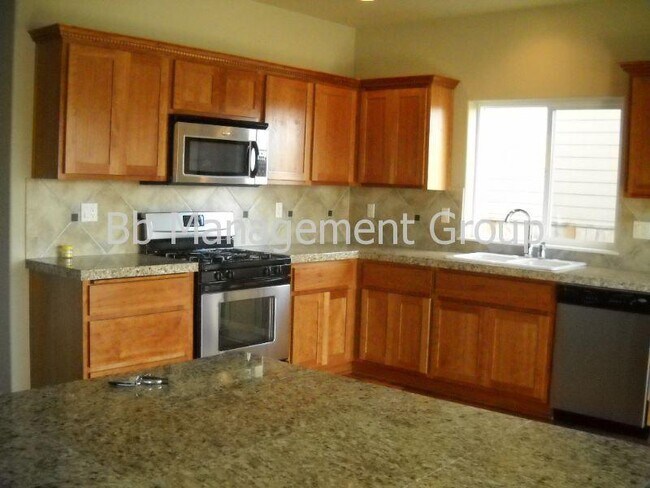 Foto del edificio - Like New! Spacious Light & Bright Home Close to Shopping