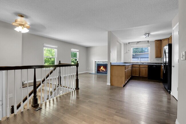Foto del edificio - $2,720.95 - 4 bed, 2 bath, located in Aurora with attached Garage and In Unit Washer and Dryer!