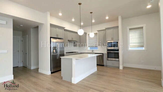 Building Photo - 13728 SW 166th Ave
