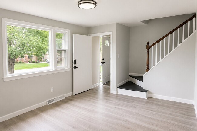 Foto del edificio - 4 Theriault Ave