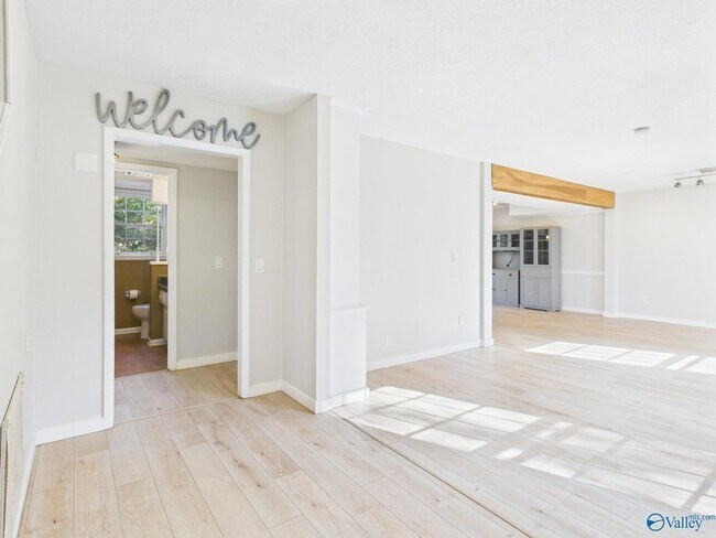 Building Photo - 2521 Lancelot Dr SE