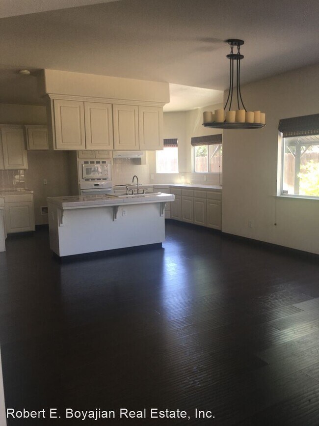 Foto del edificio - 5 br, 3 bath House - 2986 E. Plymouth Way