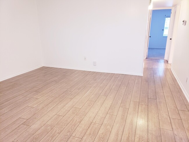 Building Photo - 707 Burgundy L