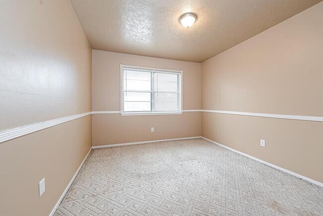 Building Photo - 2305 N Memorial Ct