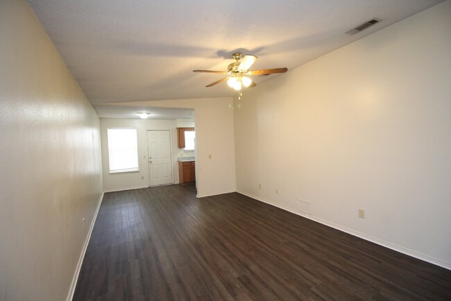 Foto del edificio - 3/2 brick with fenced backyard in SW Pensa...
