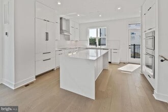 Building Photo - 5353 ZENITH OVLK