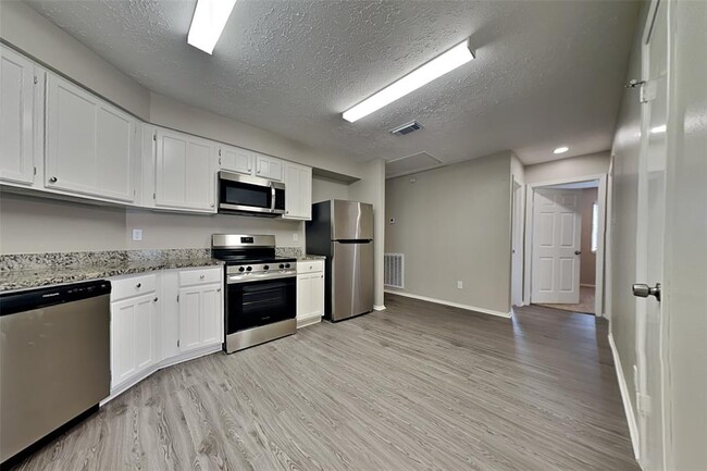 Foto del edificio - 7414 Skylight Ln