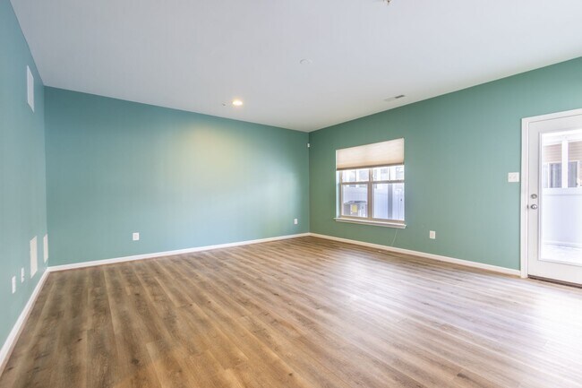 Building Photo - Lovely 3 BR/2.5 BA EOG Townhome in Glen Bu...