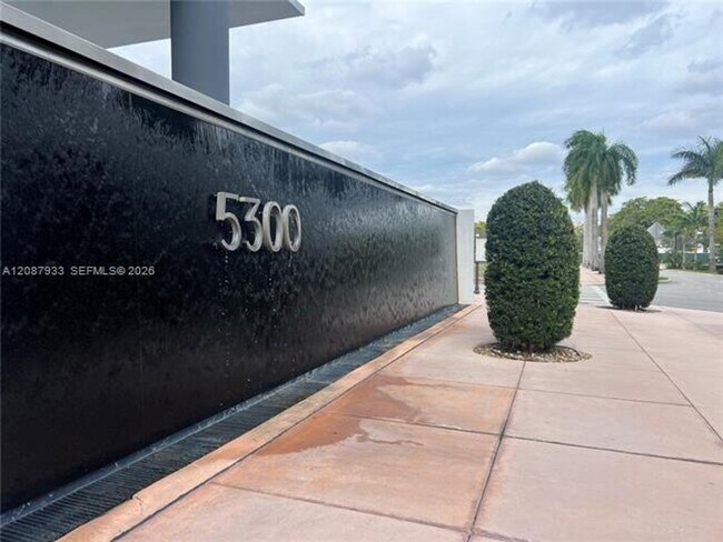 Foto del edificio - 5300 Paseo Blvd