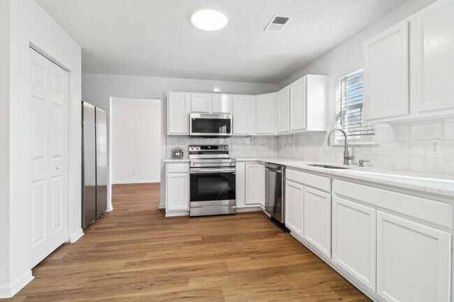 Foto del edificio - NEWLY REMOLDED HOME IN CHAPIN'S EAGLE POINT