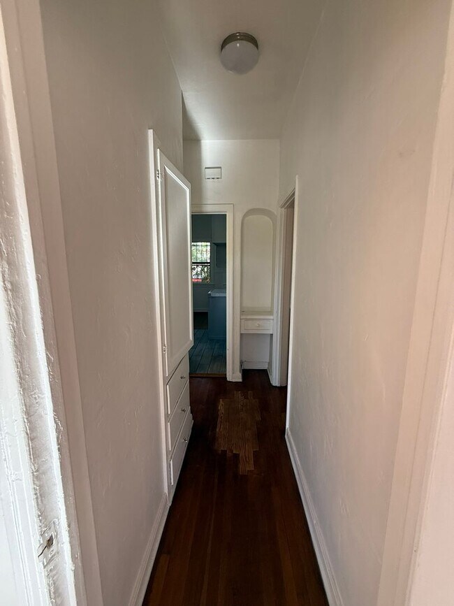Foto del edificio - 5942 Willoughby Ave
