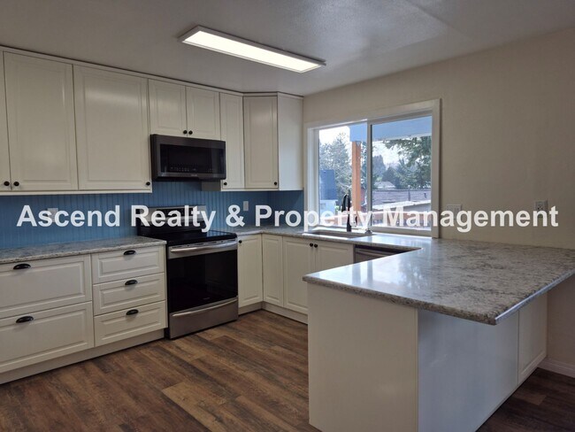 Foto del edificio - Need Space? This is the Place! Available NOW~Beautifully Updated 4Bed/3Bath Backs to Park Pets OK