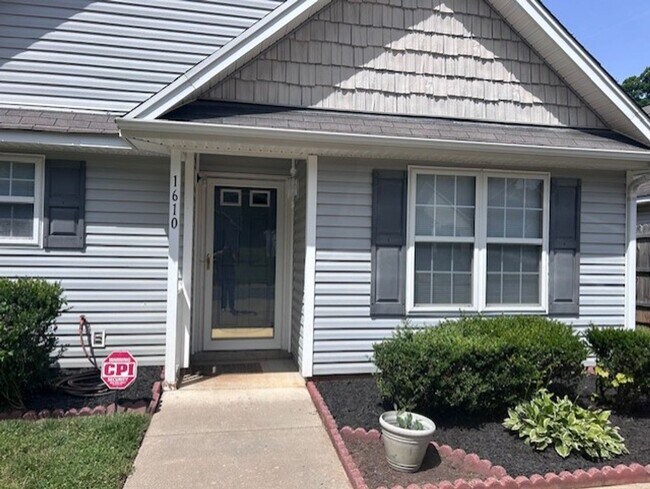 Building Photo - Available! Quaint Single Family Home