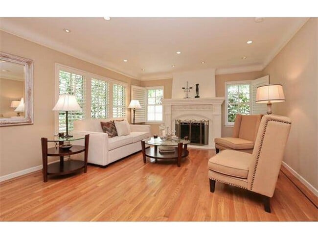 Building Photo - Gorgeous 4 Bed, 3 Bath Home in Desirable C...