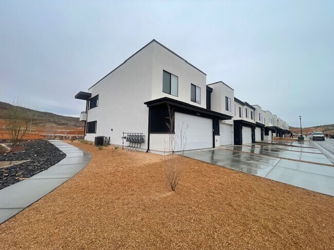 Building Photo - LONG VALLEY TRAILS!! Washington Town Home!