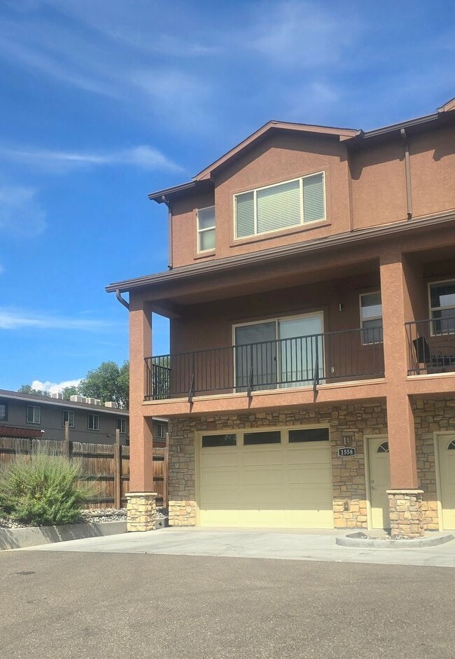 Building Photo - 1558 Poplar Dr