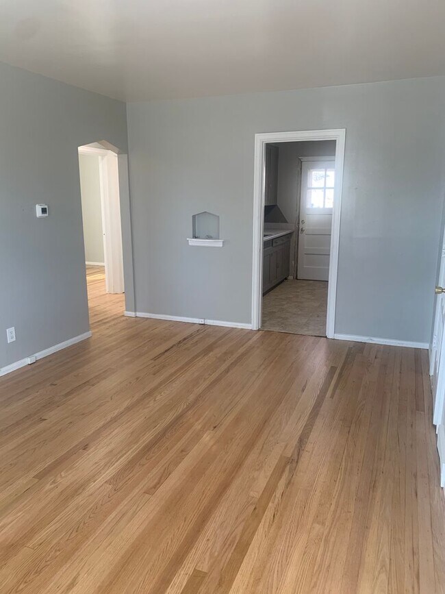 Building Photo - 2 BEDROOM, 1 BATHROOM APARTMENT NEAR ALTA ...