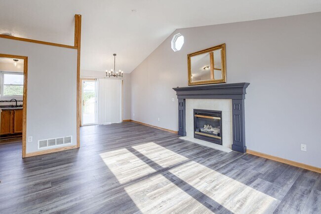 Foto del edificio - Freshly Updated 3 Bedroom with Attached & ...