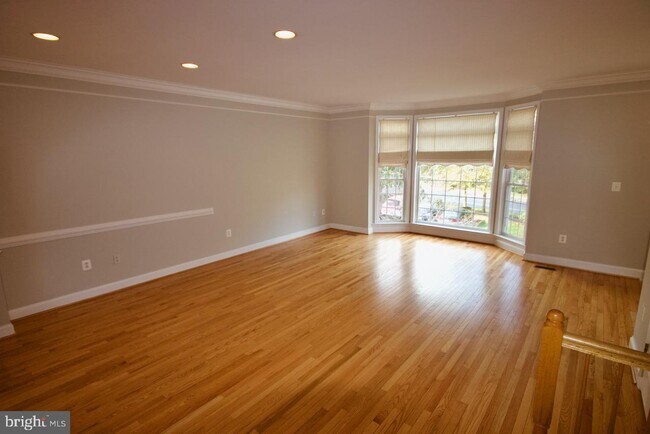 Building Photo - 4255 Upper Park Dr