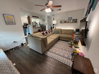 Building Photo - 402 Yucca Dr