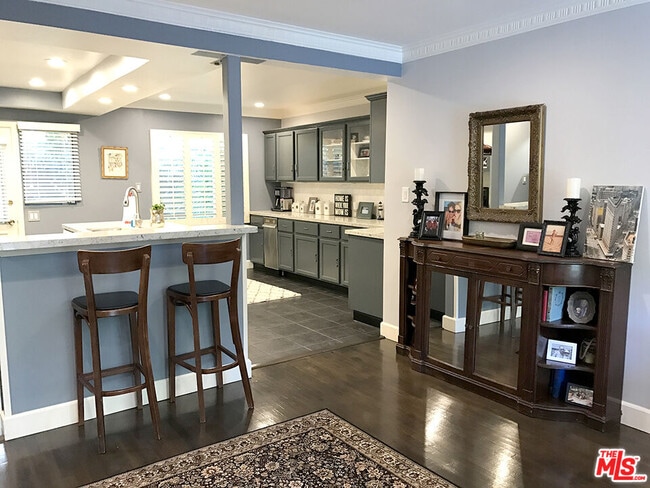 Building Photo - 8727 Shoreham Dr